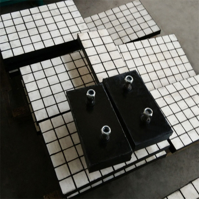 Il cemento ed il trasportatore allineante resistente all'uso estraente fanno scendere le mattonelle per mezzo di uno scivolo ceramiche di usura